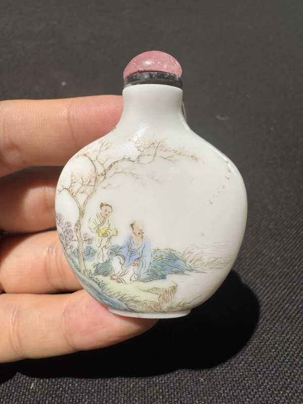 清 料胎画珐琅人物烟壶 - 图4