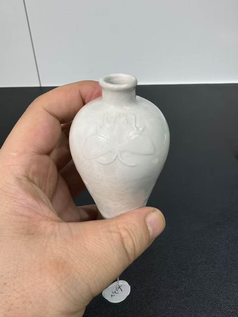 清雍正 仿定白釉模印蝶纹小梅瓶 - 图6