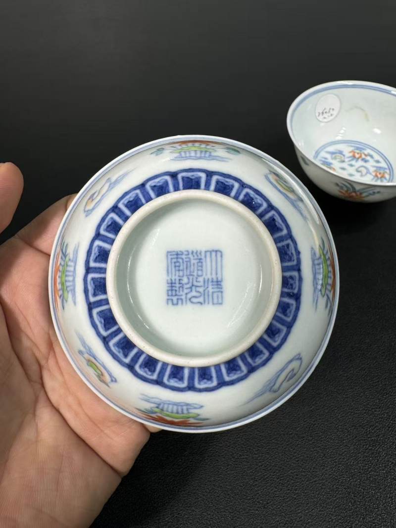 清道光 斗彩荷塘鸳鸯图小碗一对 - 图13
