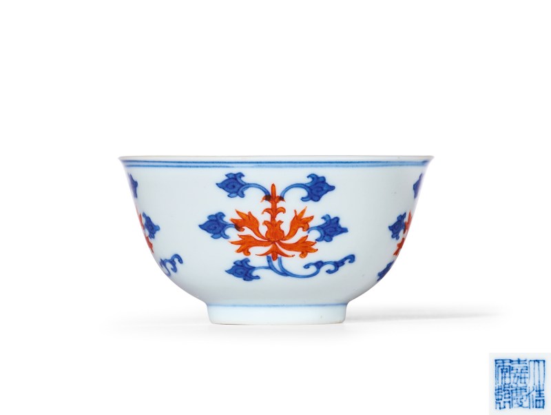 清嘉庆 青花矾红宝相花纹小杯 - 图1