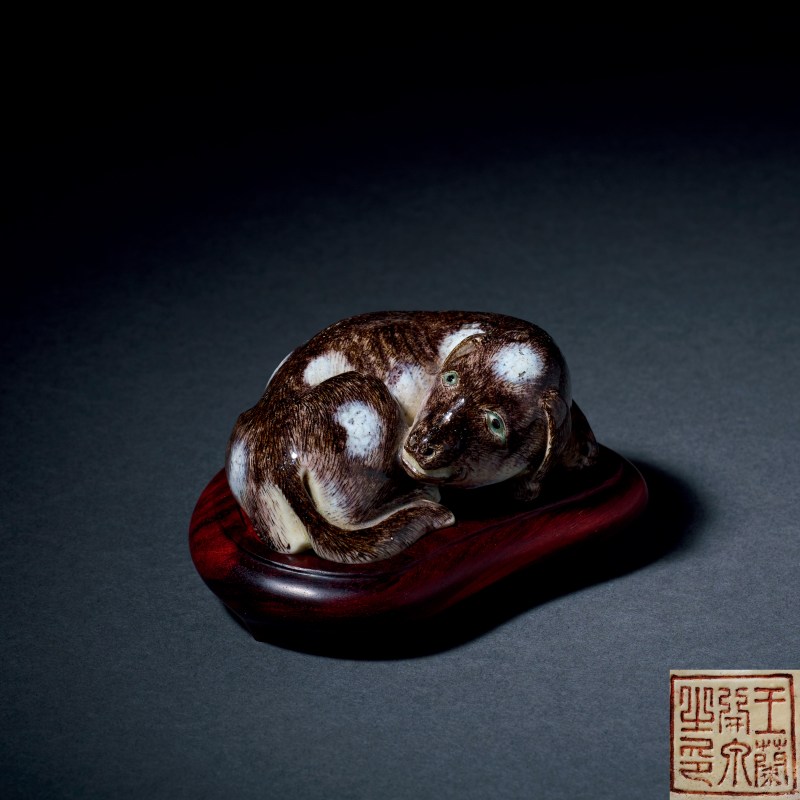 清乾隆 “王兰开泉”款粉彩卧犬纸镇 - 图1