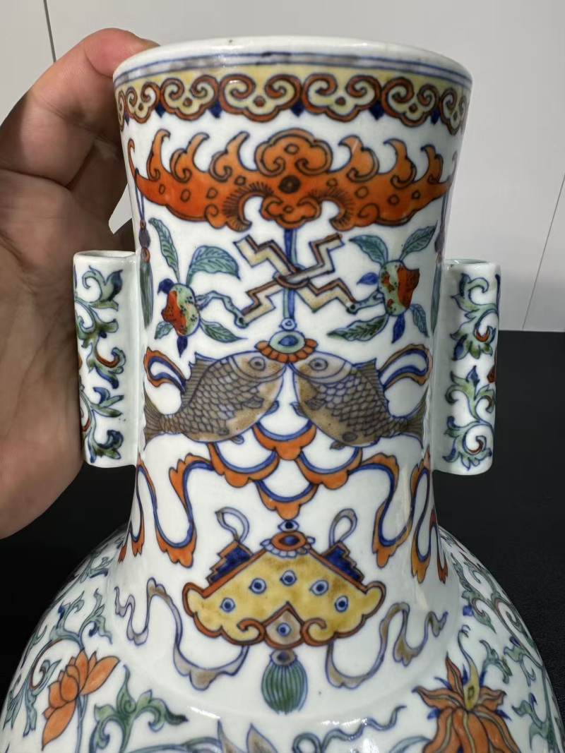 清乾隆 斗彩福庆有余夔凤纹贯耳瓶 - 图7