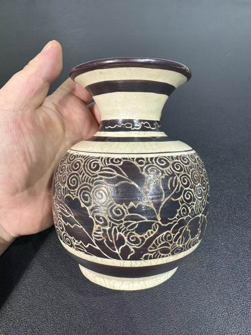 清康熙 仿磁州窑剔花撇口瓶 - 图4