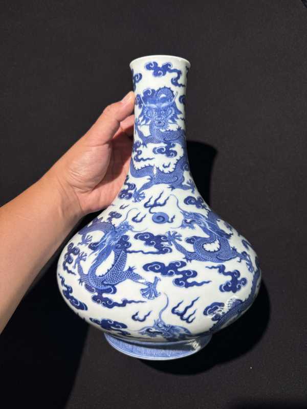 清嘉庆 青花九龙闹海图长颈瓶 - 图8
