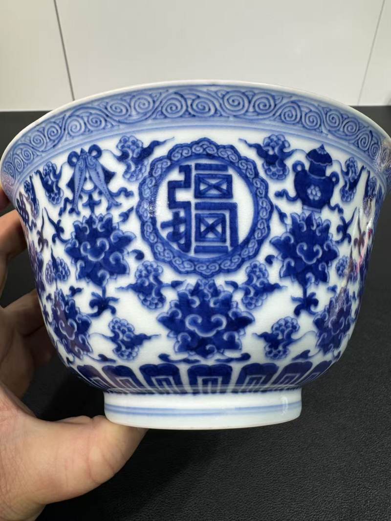 清乾隆 青花缠枝莲托八宝“万寿无疆”纹碗 - 图3