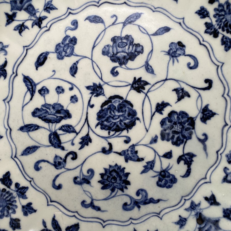 明永乐 青花缠枝四季花卉纹菱口折沿大盘 - 图9