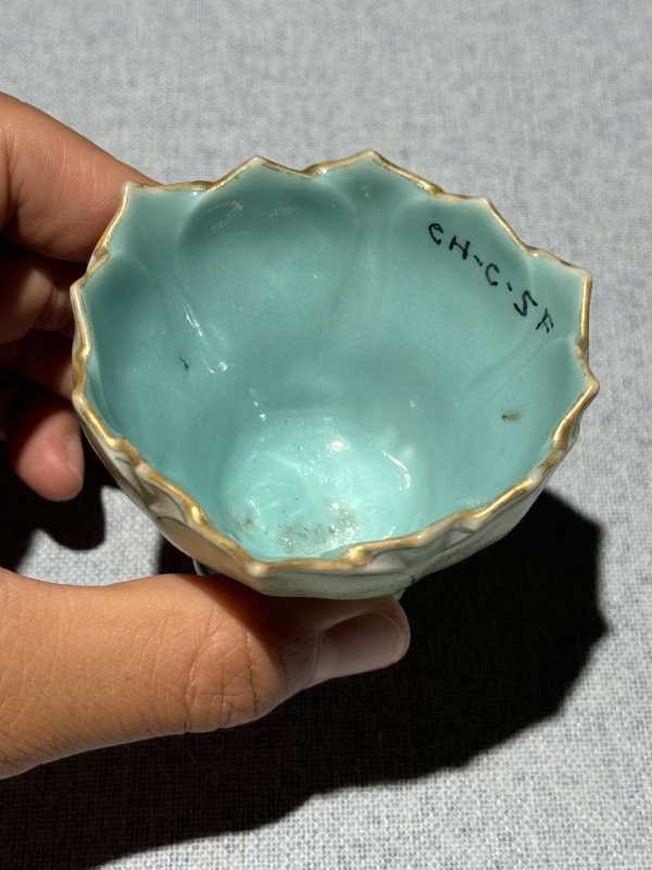 清乾隆 内松石绿外粉彩堆塑玉兰花口杯 - 图9