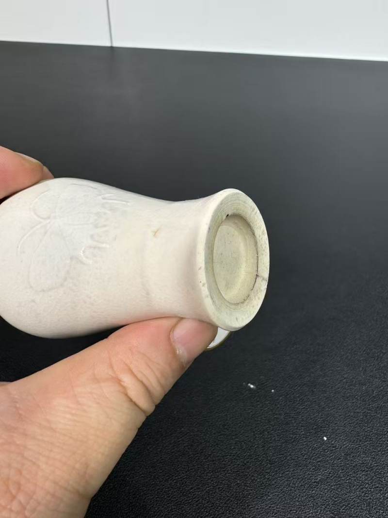 清雍正 仿定白釉模印蝶纹小梅瓶 - 图7