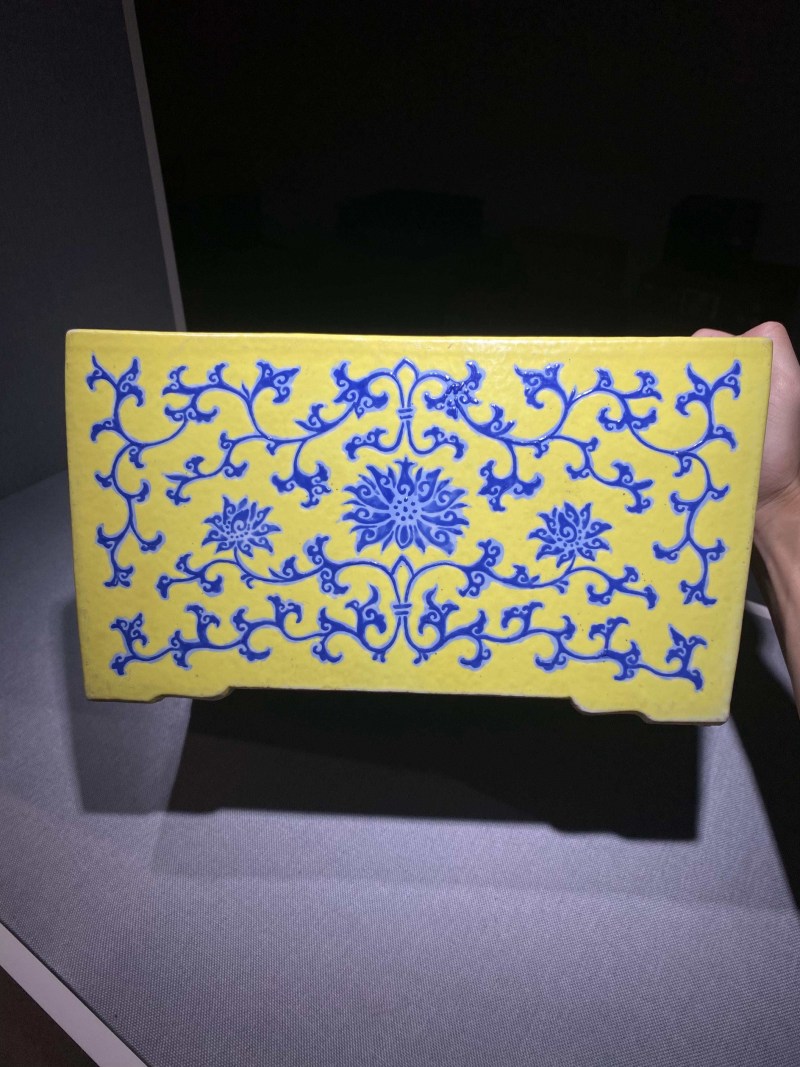 十九世纪 柠檬黄地蓝彩缠枝莲纹花盆一对 - 图13