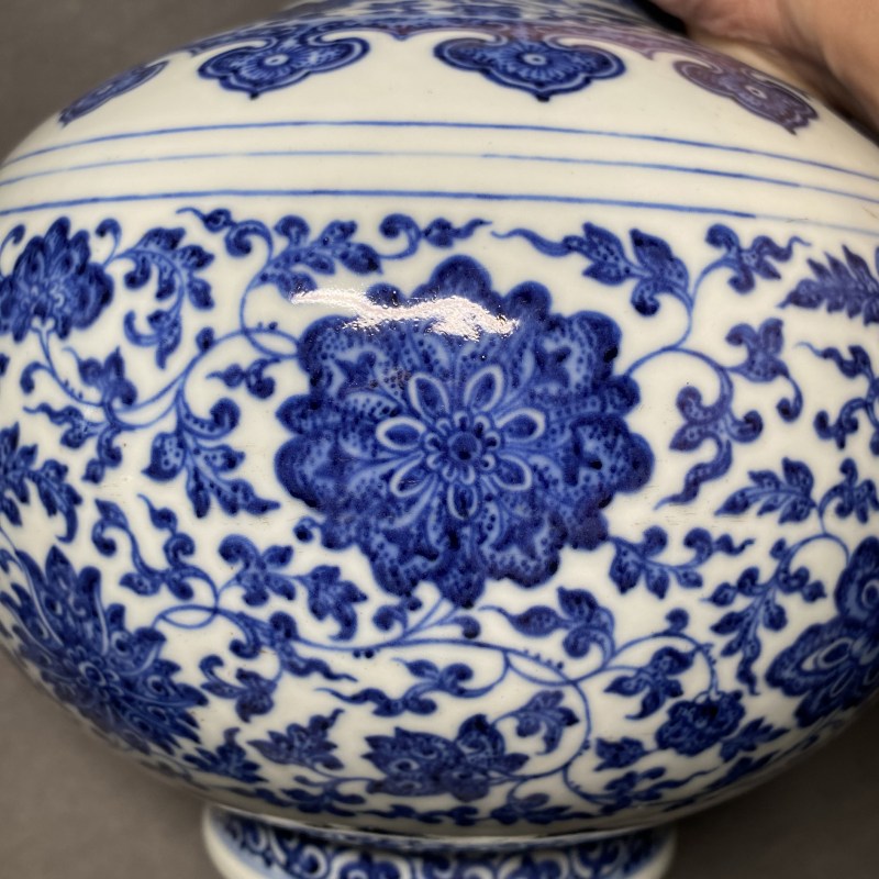 清乾隆 青花缠枝莲纹玉堂春瓶 - 图14