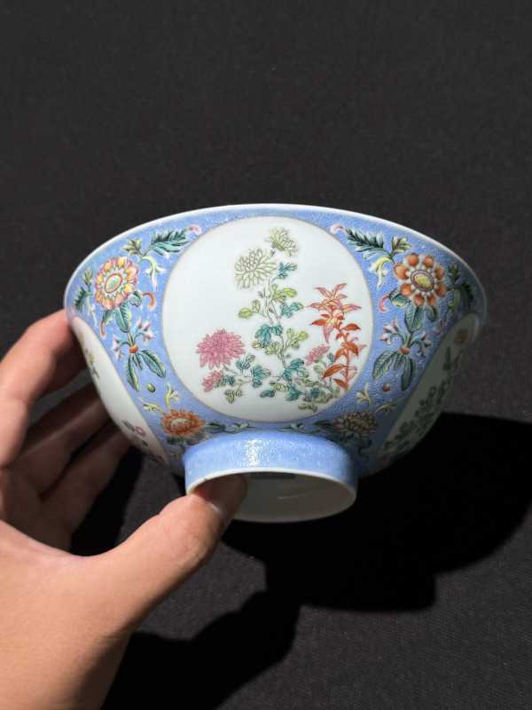 清乾隆 内青花外蓝地轧道洋彩开光重阳菊艳图膳碗 - 图10