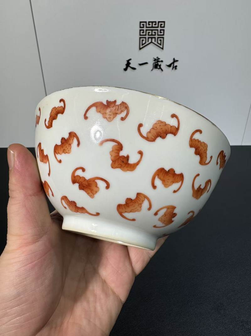 清同治 矾红描金百蝠纹碗 - 图4