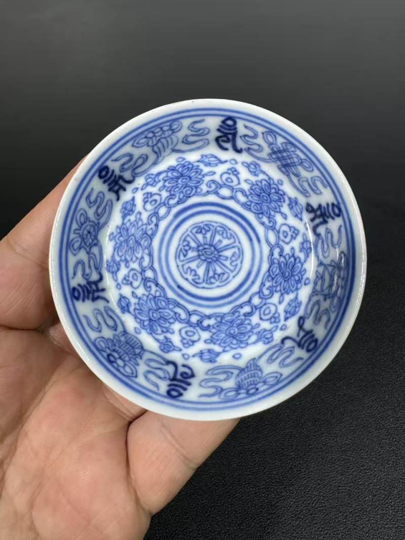 清乾隆 青花淡描莲托八宝梵文小盘 - 图2