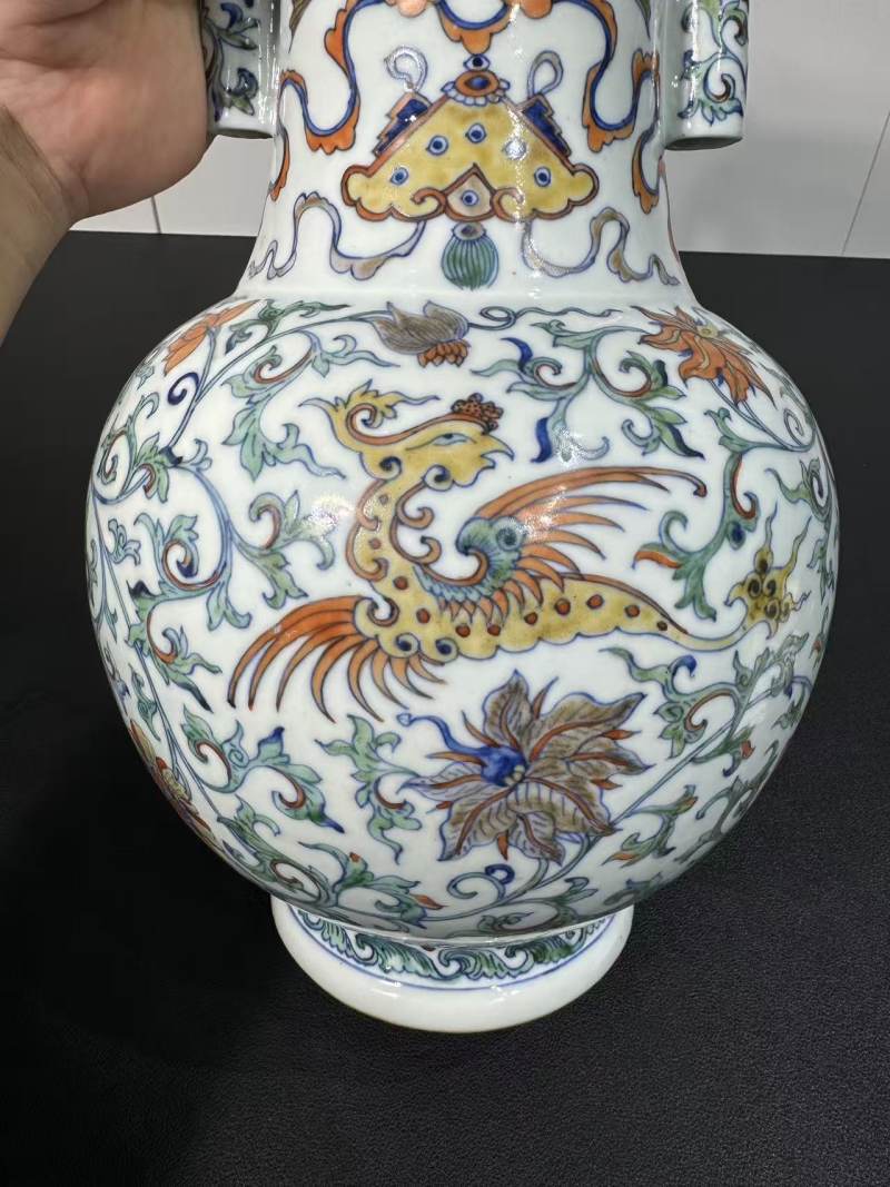 清乾隆 斗彩福庆有余夔凤纹贯耳瓶 - 图8