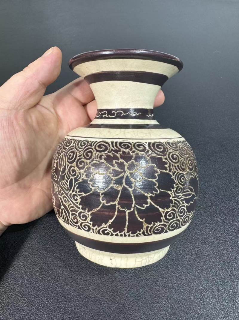 清康熙 仿磁州窑剔花撇口瓶 - 图5