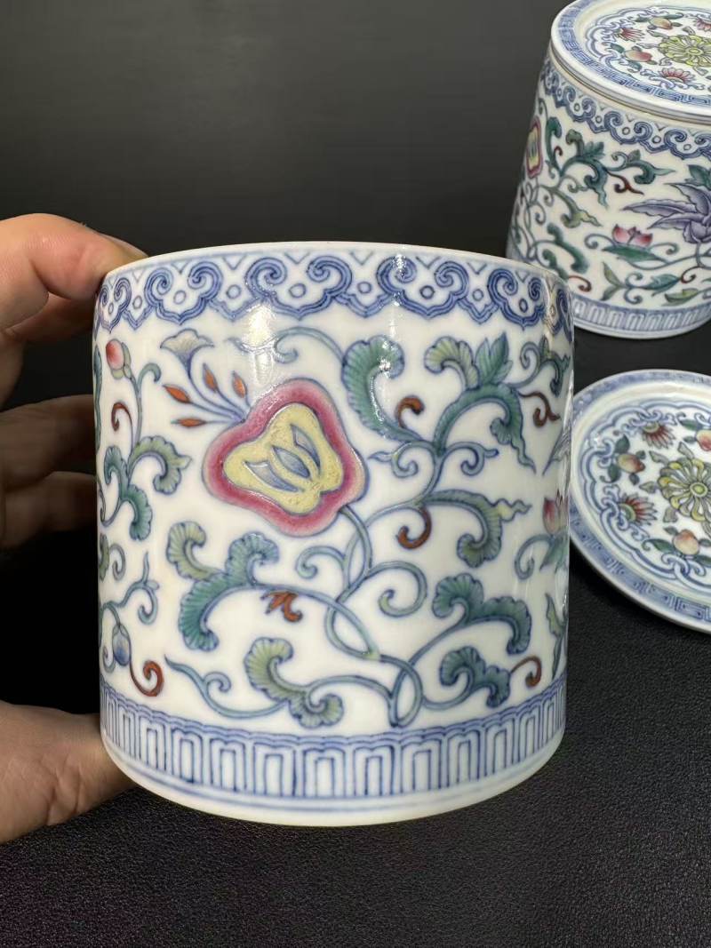 清乾隆 斗彩缠枝花卉纹蛐蛐罐一对 - 图2