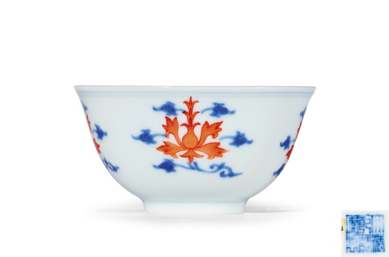 清乾隆 青花矾红宝相花纹杯 - 图1