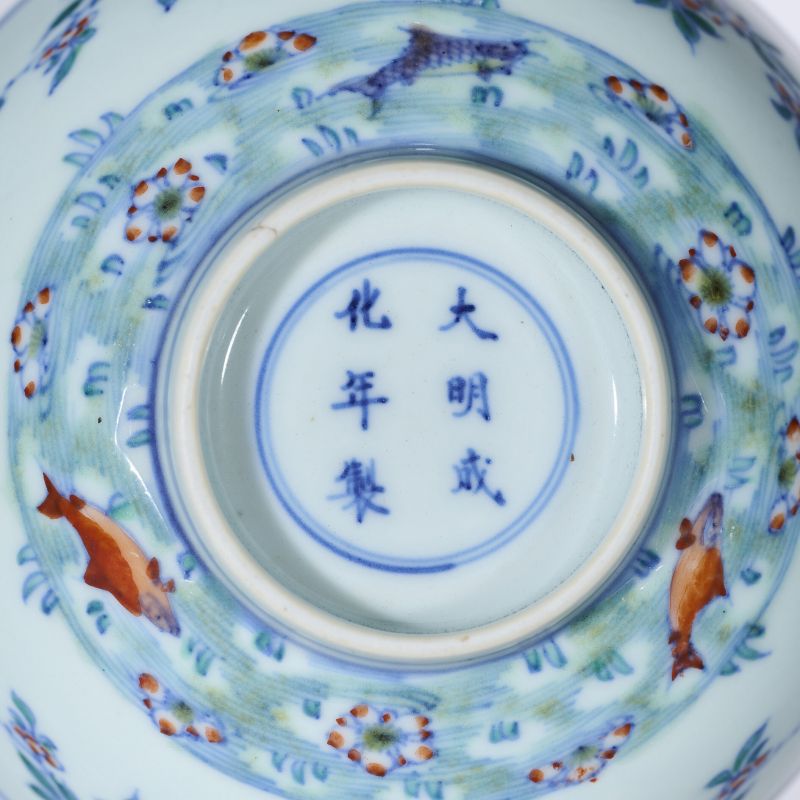 清康熙 斗彩落花游鱼图碗一对 - 图4