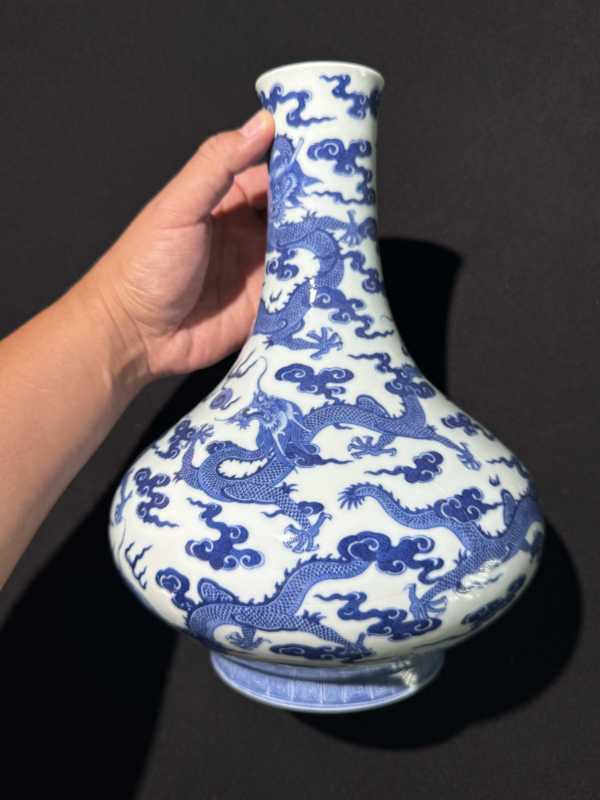 清嘉庆 青花九龙闹海图长颈瓶 - 图9