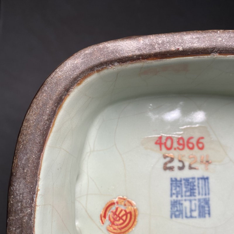 清雍正 仿官釉弦纹贯耳方尊 - 图11