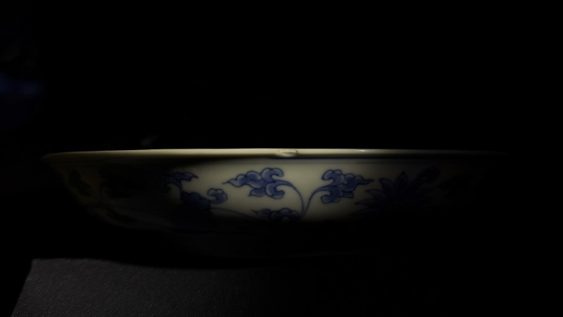 清康熙 仿成窑青花内树石栏杆外缠枝花卉纹盘 - 图12