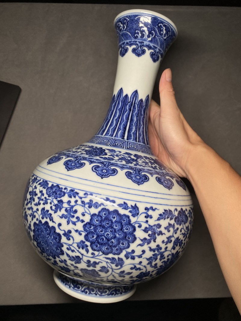 清乾隆 青花缠枝莲纹玉堂春瓶 - 图9