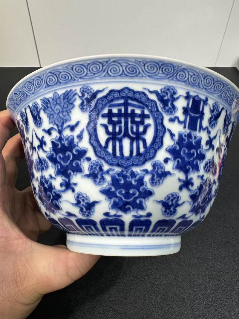 清乾隆 青花缠枝莲托八宝“万寿无疆”纹碗 - 图4