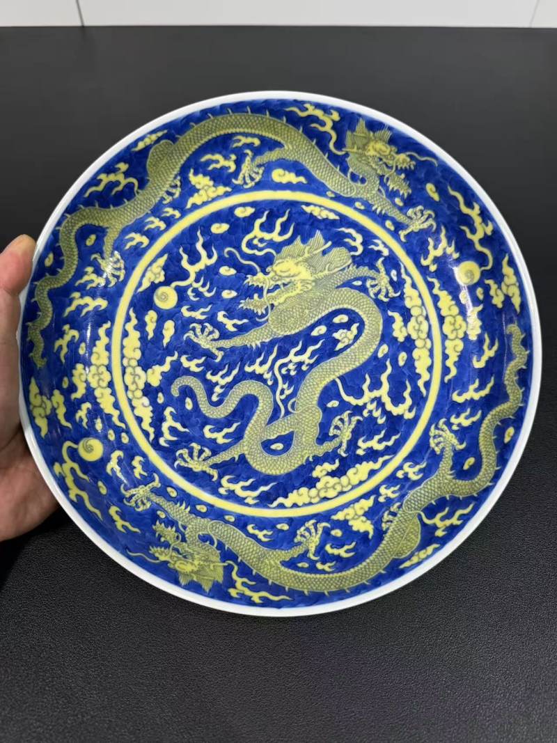 清乾隆 青花地黄彩云龙纹大盘 - 图2