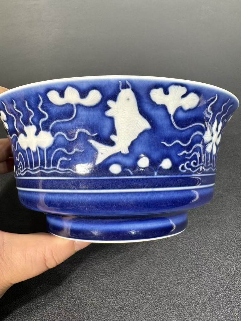 清雍正 蓝釉堆白鱼藻纹盉碗 - 图4