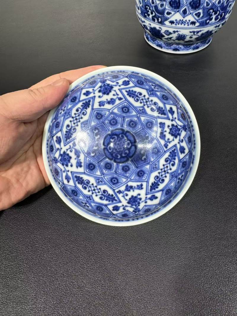清乾隆 青花几何花卉纹壮罐 - 图5