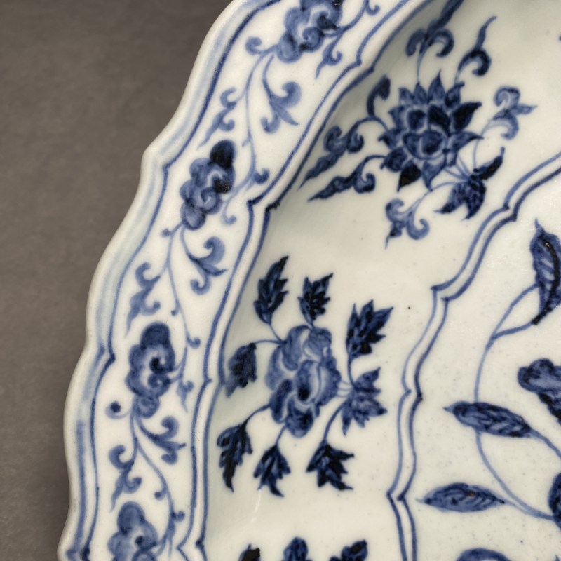 明永乐 青花缠枝四季花卉纹菱口折沿大盘 - 图10