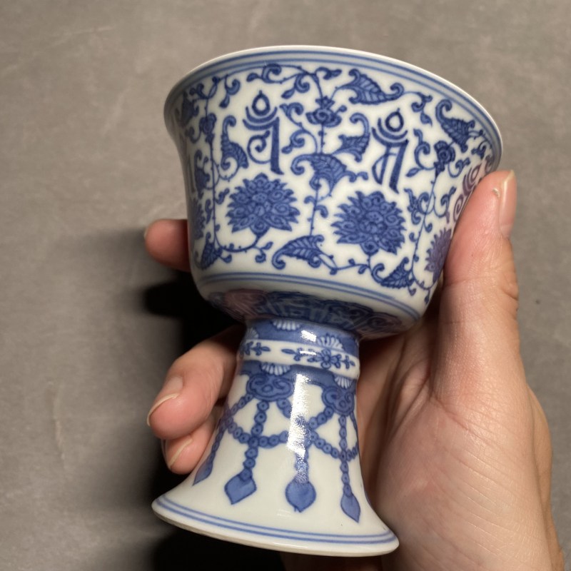 清乾隆 青花缠枝莲托梵文高足杯 - 图9