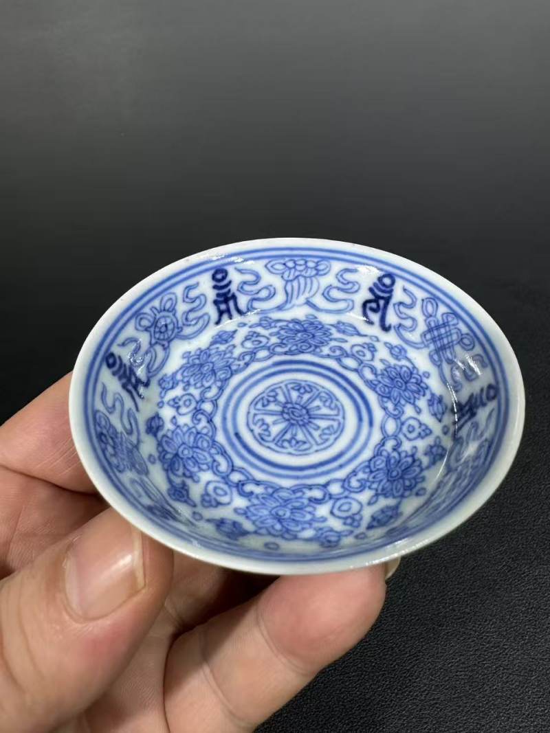 清乾隆 青花淡描莲托八宝梵文小盘 - 图3