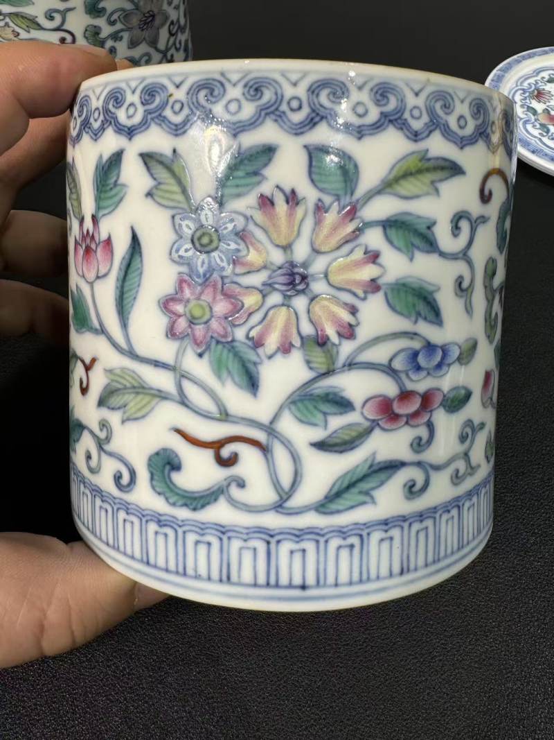 清乾隆 斗彩缠枝花卉纹蛐蛐罐一对 - 图3