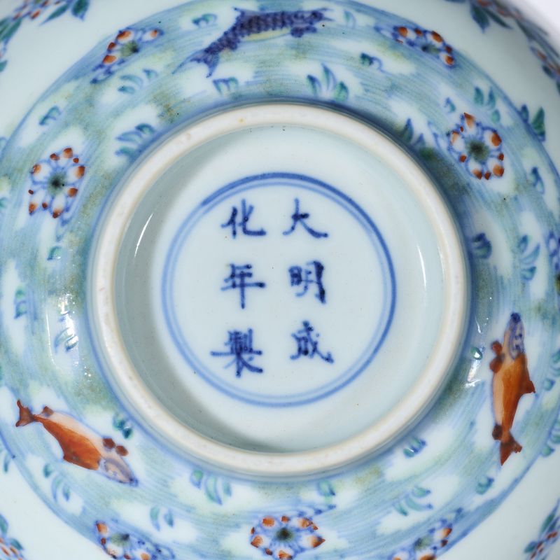 清康熙 斗彩落花游鱼图碗一对 - 图5