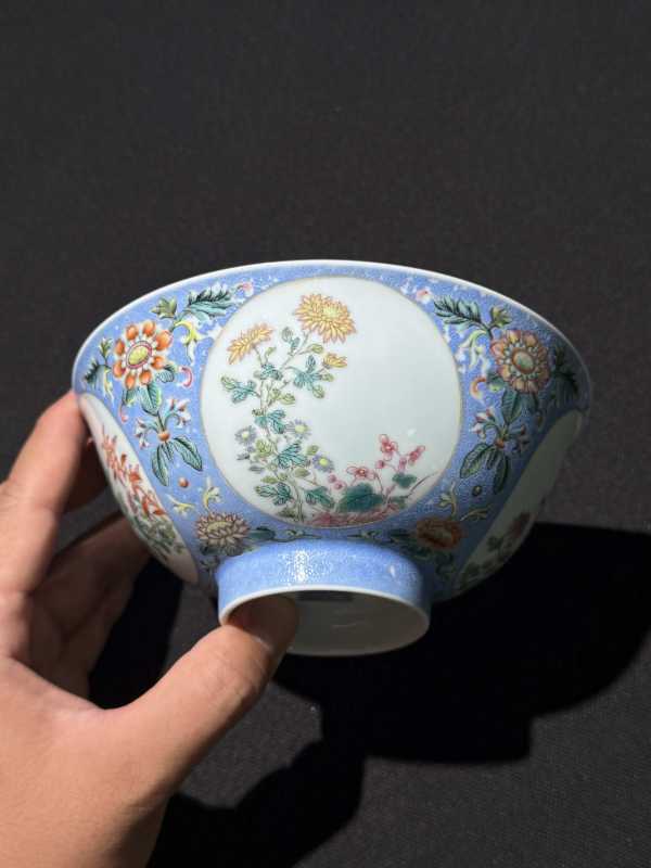 清乾隆 内青花外蓝地轧道洋彩开光重阳菊艳图膳碗 - 图11