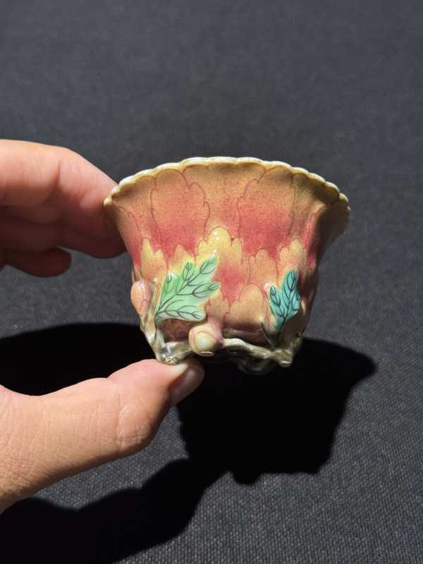 清乾隆 粉彩堆塑仿生山茶、菊花、荷花杯一组三件 - 图4