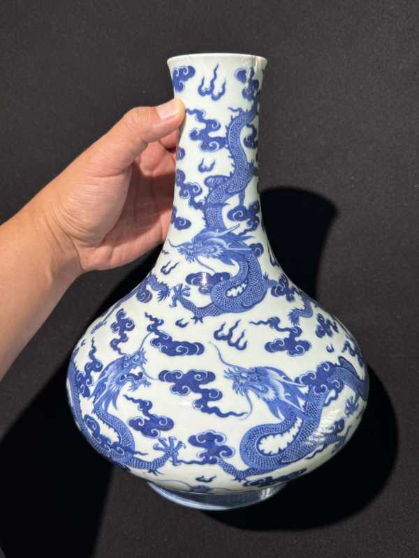 清嘉庆 青花九龙闹海图长颈瓶 - 图10