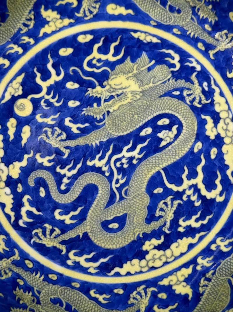 清乾隆 青花地黄彩云龙纹大盘 - 图3