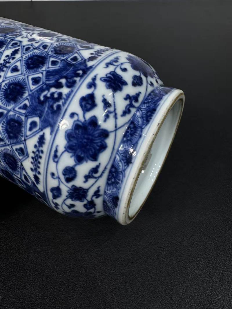 清乾隆 青花几何花卉纹壮罐 - 图6