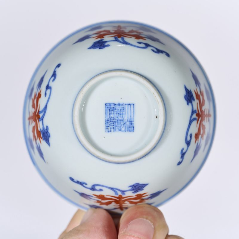 清嘉庆 青花矾红宝相花纹小杯 - 图4