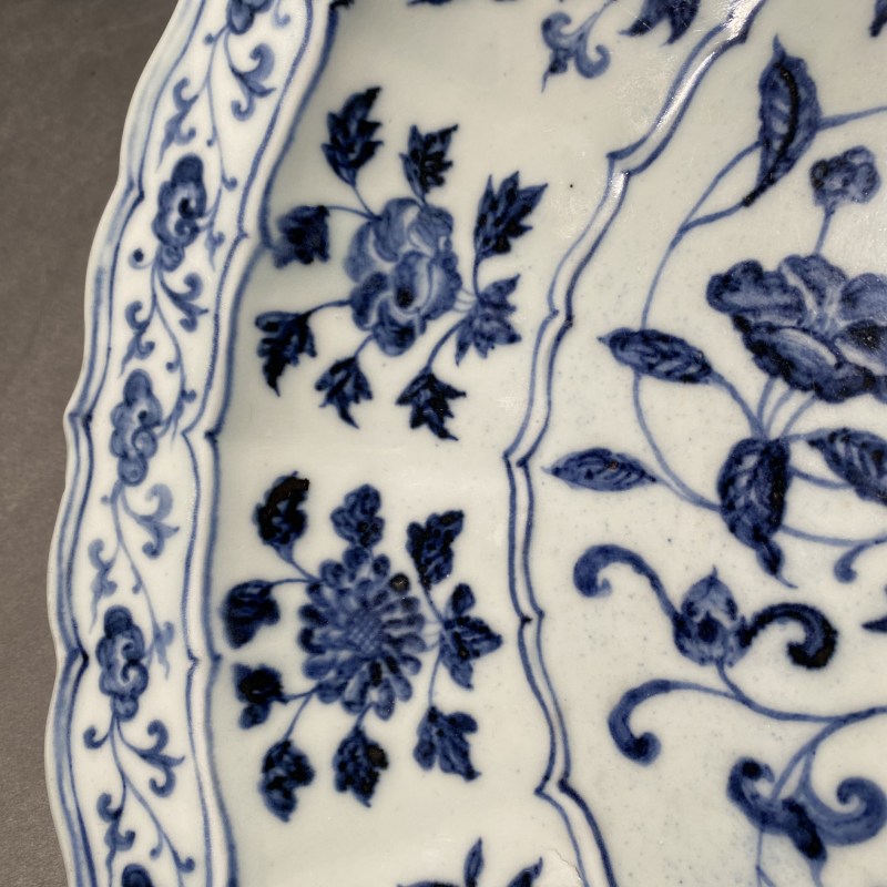 明永乐 青花缠枝四季花卉纹菱口折沿大盘 - 图11
