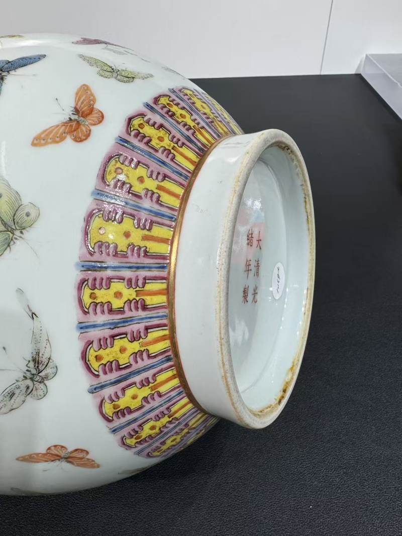 清光绪 粉彩百蝶纹赏瓶 - 图7
