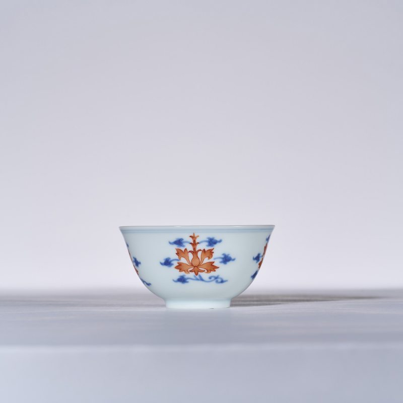 清乾隆 青花矾红宝相花纹杯 - 图3