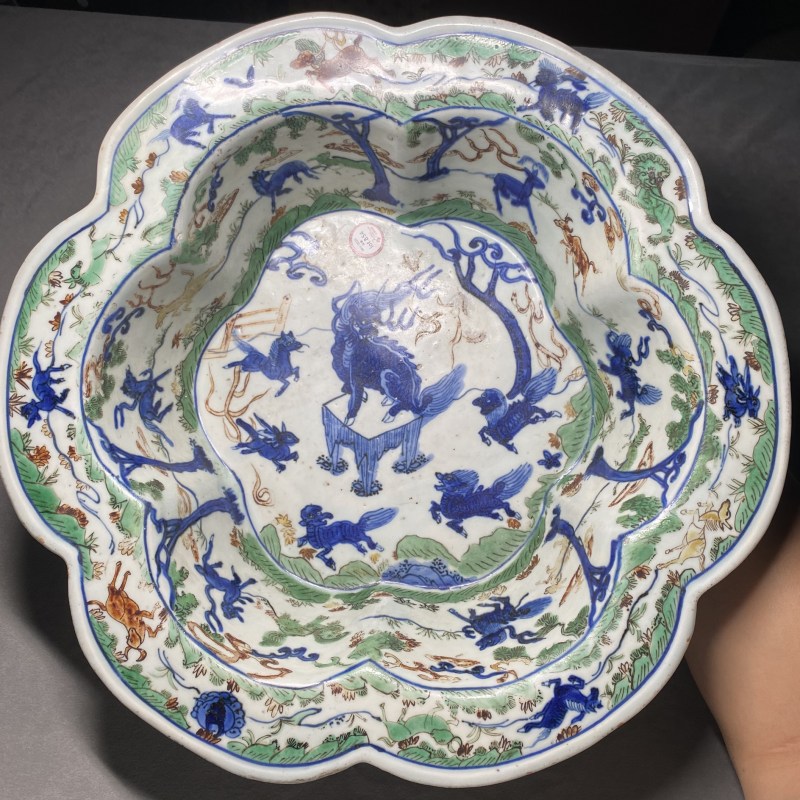 明万历 五彩瑞兽图花口折沿洗 - 图6