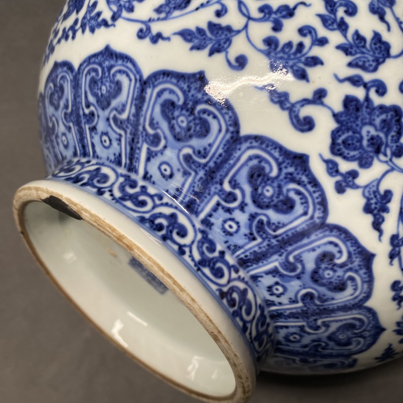 清乾隆 青花缠枝莲纹玉堂春瓶 - 图16