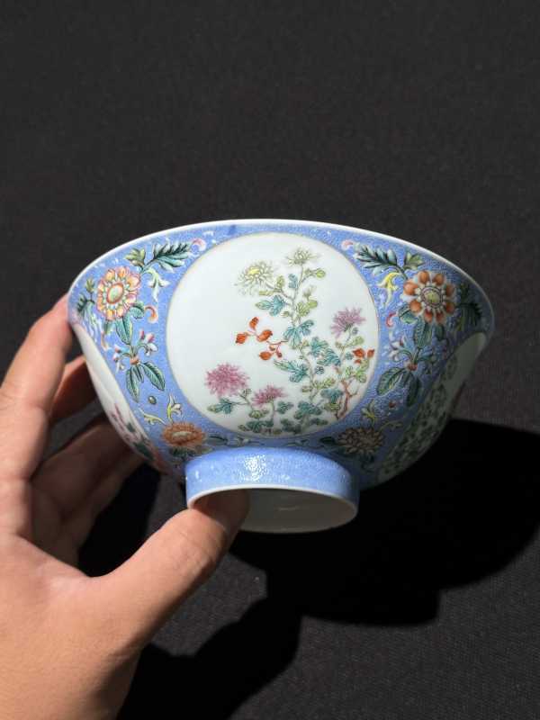 清乾隆 内青花外蓝地轧道洋彩开光重阳菊艳图膳碗 - 图12