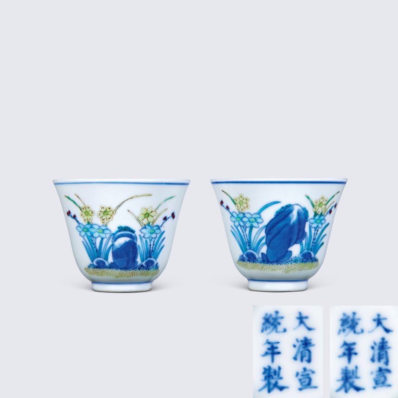 清宣统 青花五彩洞石水仙纹杯一对