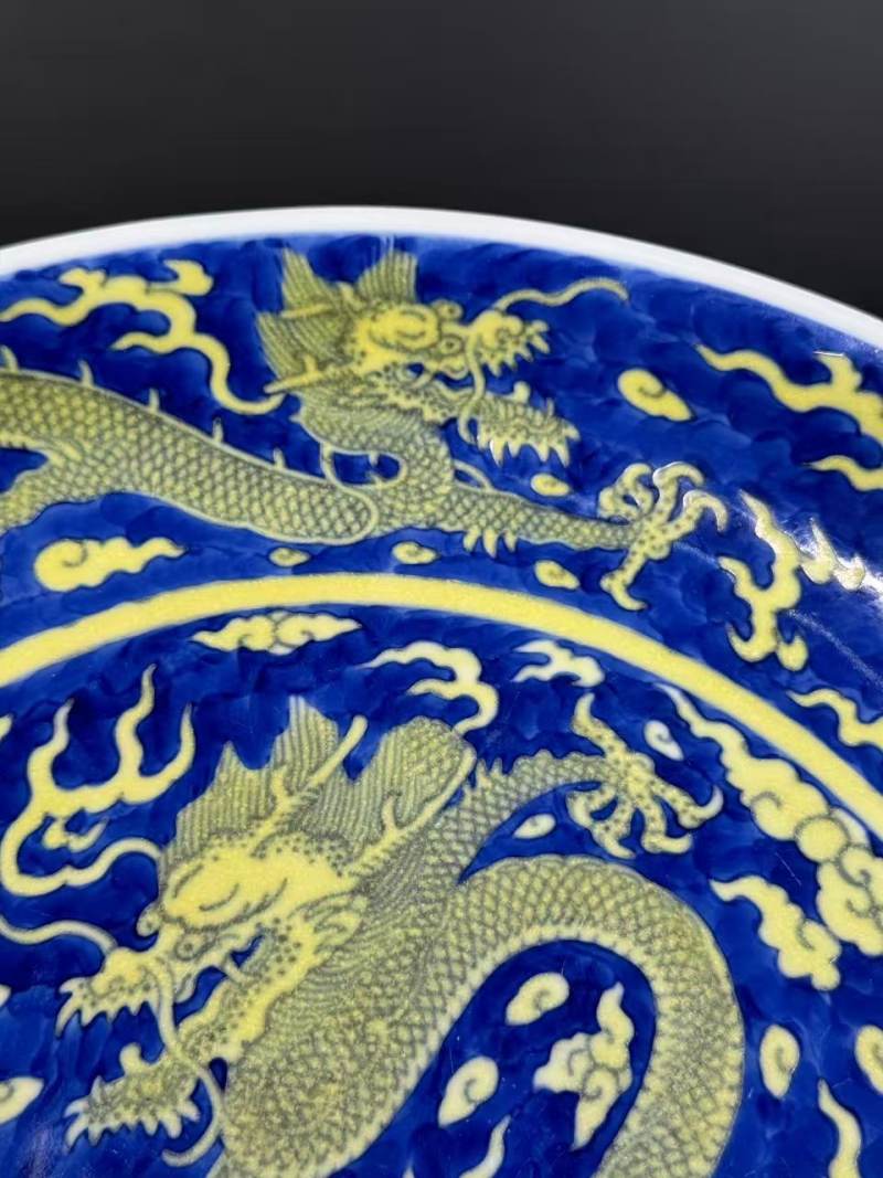 清乾隆 青花地黄彩云龙纹大盘 - 图4