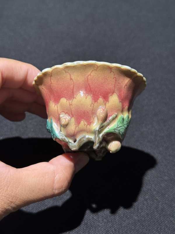 清乾隆 粉彩堆塑仿生山茶、菊花、荷花杯一组三件 - 图5